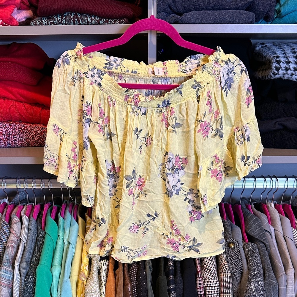 Hollister yellow/pink/gray floral skirt sleeve cropped top size S